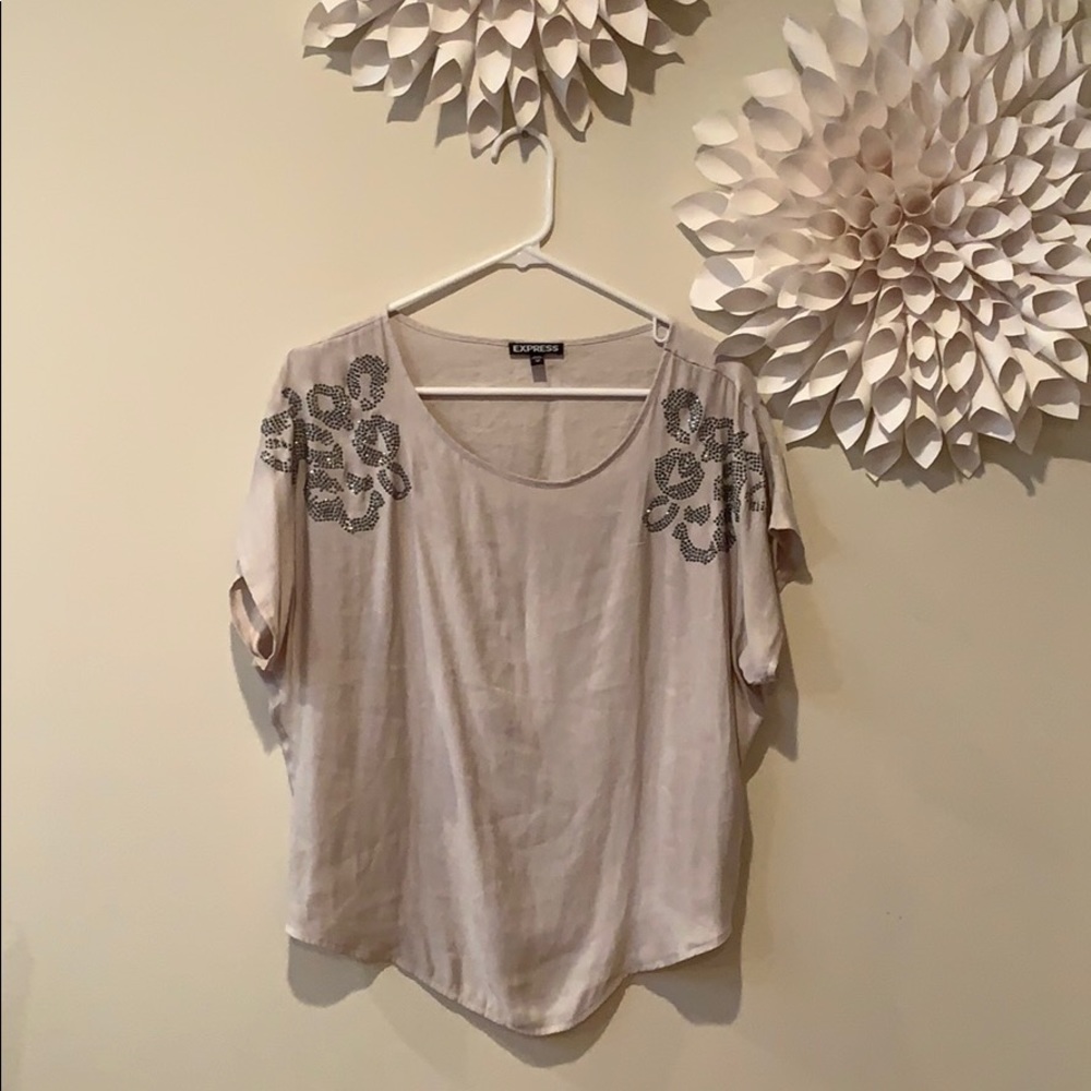 Super cute blouse great for any occasion